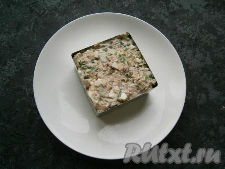 Далее выложить салат в салатник или оформить порционно на тарелке с помощью кулинарного кольца.