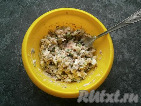 Салат аккуратно перемешать.