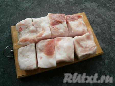Чеснок очистить и нарезать пластинами. Пласт сала нарезать на куски шириной около 5-6 см.