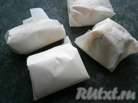 Часть кусков сала, завернутых в пергамент, нужно отправить на хранение в морозилку. Оставшееся сало можно либо сразу подать к столу, либо отправить в пергаменте в холодильник.