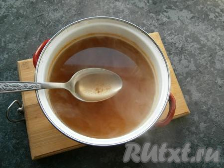 Воду налить в кастрюлю, высыпать в нее оставшуюся смесь соли и перцев, довести до кипения рассол, выключить газ.