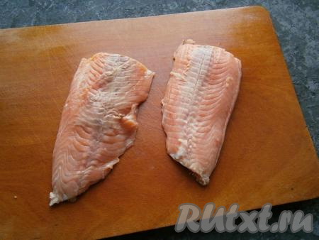 В итоге получится 2 филе горбуши.