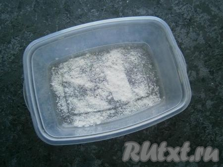 На дно пластикового контейнера насыпать немного подготовленной соляной&nbsp;смеси.