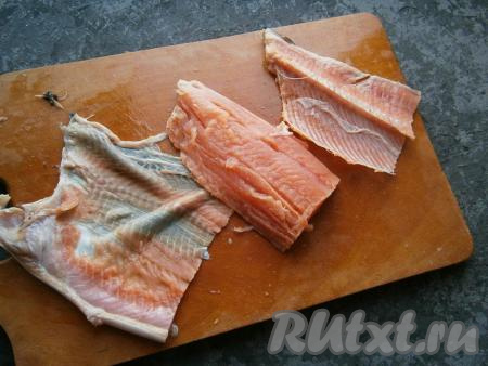 Острым ножом отделить филе рыбы от кожи, хребта и крупных костей. С помощью маленького ножа или пинцета удалить и маленькие косточки.