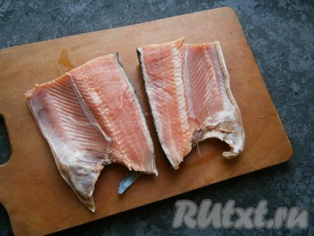 Разрезать тушку пополам по хребту&nbsp;на 2 части.