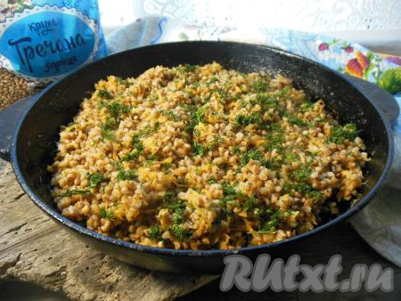 Добавьте мелко нарезанный укроп, снова накройте сковороду крышкой. Дайте настояться каше 10-15 минут. Очень сытную, рассыпчатую, вкусную гречку, приготовленную с луком и морковью, к столу подавайте вместе со свежими овощами, солениями или в качестве гарнира, например, к мясу.