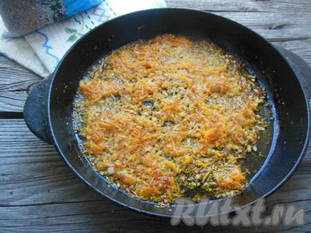 Растительное масло налейте на сковороду, хорошо разогрейте, затем выложите морковку с луком и обжарьте на среднем огне, помешивая, до золотистого цвета.