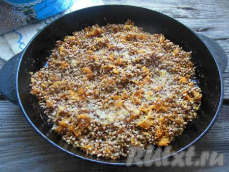 Обжаривайте гречку с овощами на сковороде, помешивая, около 3 минут на среднем огне, затем добавьте щепотку соли, перемешайте.