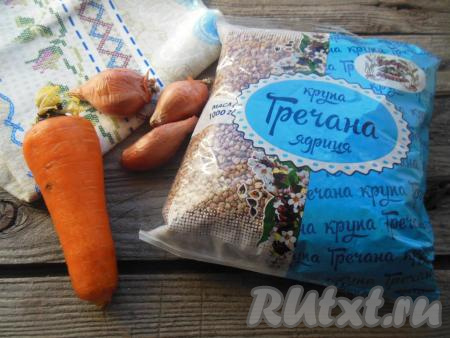 Подготовьте продукты для приготовления гречки с луком и морковью на сковороде.