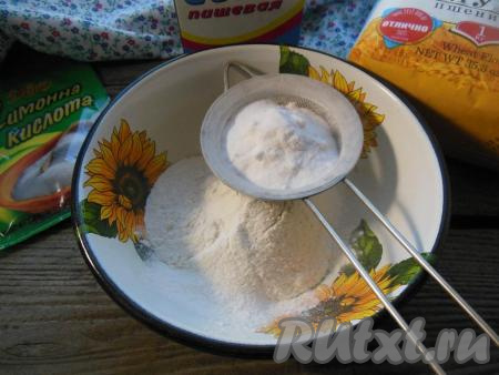 Отмерьте 5 чайных ложек соды, просейте в миску с мукой.