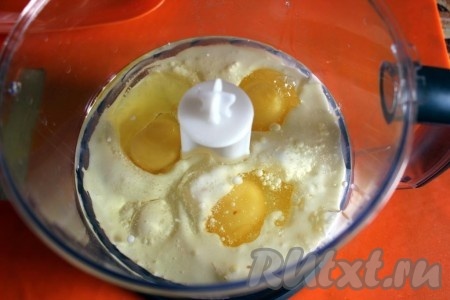 Для приготовления теста для кексов соедините кефир, соду, растительное масло и яйца, перемешайте.