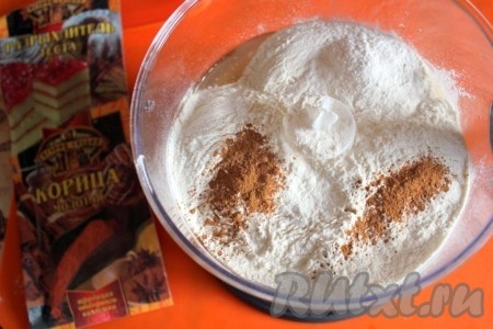 Затем добавьте сахар, ванильный сахар, муку, корицу, разрыхлитель, перемешайте и взбейте.