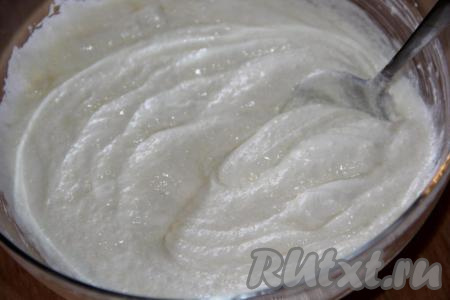 Для приготовления сметанного крема соединить сметану и сахар, перемешать и оставить на 30 минут при комнатной температуре.