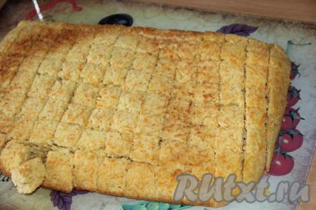 Выпекать бисквитный&nbsp;корж в разогретой духовке, примерно, 40 минут  при температуре 200 градусов (готовность проверить зубочисткой - при прокалывании готового коржа зубочистка должна остаться сухой). Затем достать корж из формы, перевернуть, остудить и нарезать на кубики (можно просто поломать корж на кусочки).