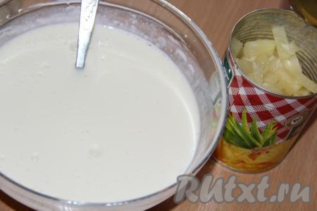 Влить желатин в смесь сметаны и сахара, хорошо перемешать сметанный крем. С консервированных&nbsp;ананасов слить жидкость. Если нужно, нарезать ананасы на кубики среднего размера (мелко резать не нужно).