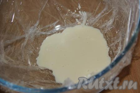 Глубокую миску застелить пищевой плёнкой (лучше, если края пленки будут свисать с краёв формы). На дно влить пару столовых ложек сметанного крема.