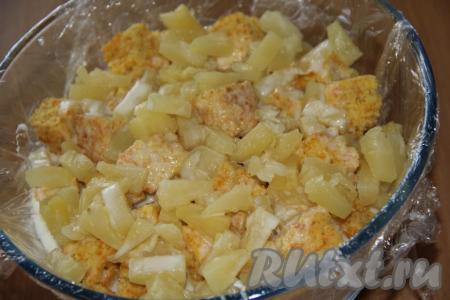 Таким образом, выкладывая слои кусочков бисквита и ананасов и поливая каждый слой кремом, собрать весь морковный торт. Выложить сверху, если остался, сметанный крем. Накрыть сверху торт пищевой плёнкой и слегка прижать. Убрать торт в холодильник на ночь (до полного застывания).