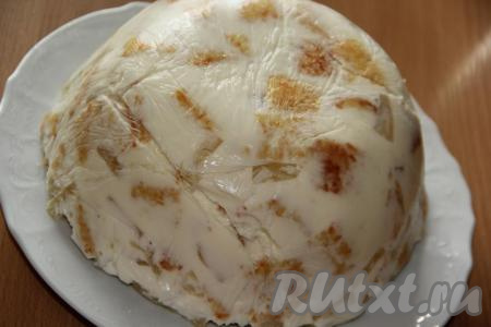 Перевернуть готовый морковный торт на плоскую тарелку и снять пищевую&nbsp;плёнку.