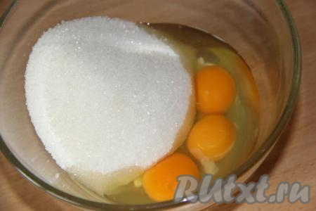 Для приготовления теста к яйцам всыпать сахар.
