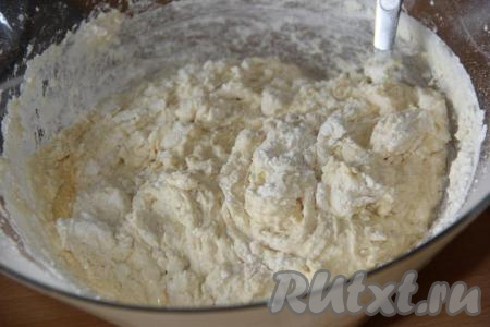 В мучную массу влить яичную смесь и перемешать ложкой, тесто получится вязким и липким.