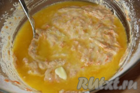 Сливочное масло растопить (можно растопить в микроволновке), остудить и добавить в тесто, хорошо перемешать. Морковное тесто получится не очень густым.