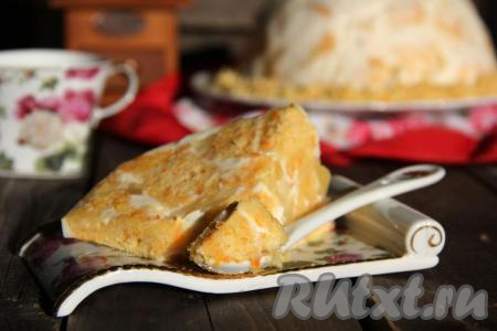 Нарезать тортик на кусочки и подать к столу. Очень вкусный и нежный морковный торт со сметанным кремом понравится всем сладкоежкам!