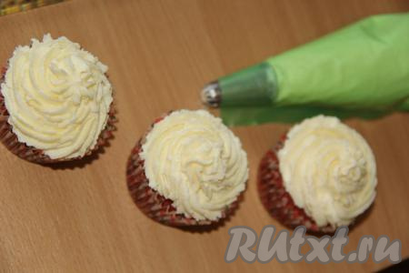 По истечении времени переложить творожный крем со сгущенкой в кондитерский мешок с фигурной насадкой и отсадить на выпечку (я украсила кексы). Такой творожно-масляный крем прекрасно держит форму, он станет вкусным и красивым украшением (или прослойкой) для тортов, пирожных и другой выпечки.