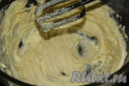 С помощью миксера взбить масло с сахарной пудрой в течение 3-4 минут.
