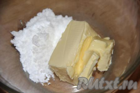 Сливочное масло предварительно размягчить при комнатной температуре. Соединить мягкое масло и сахарную пудру.