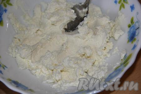 Пробить творог погружным блендером (или перетереть через сито).