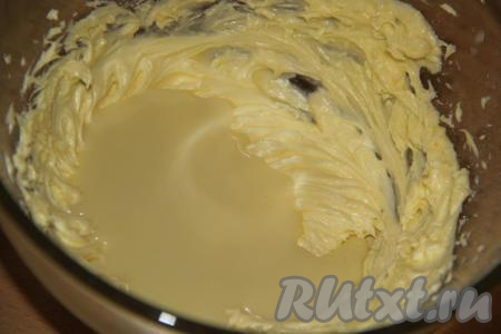 Затем в масляную смесь влить сгущёнку.