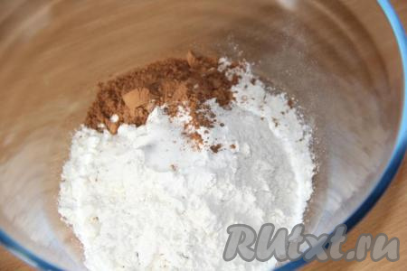 Муку просеять в миску, затем добавить соду, соль, разрыхлитель, какао и ванильный сахар.