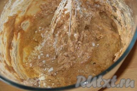 ​​​​​​​Затем влить кефир и масло. Перемешать венчиком.