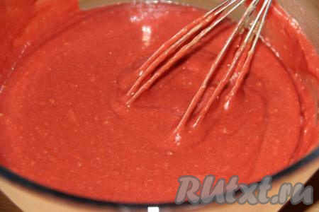 Тесто тщательно перемешать. Тесто для кексов "Красный бархат" получится не густым, однородным и гладким.