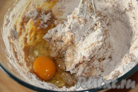 Далее по одному добавить яйца, каждый раз хорошо перемешивая.