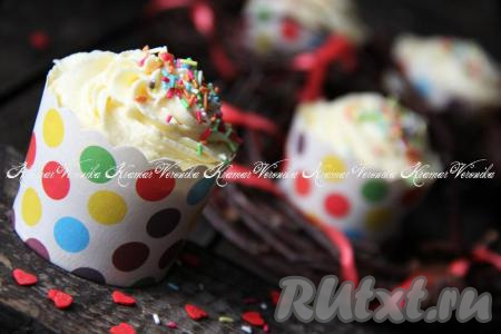 Я решила украсить остывшие кексы шапочкой из взбитых сливок и кондитерской посыпкой.