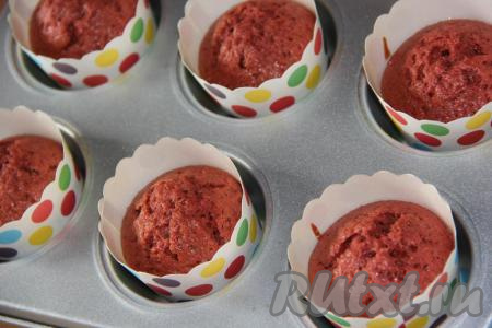 Выпекать кексы "Красный бархат", примерно, 25 минут в разогретой духовке при температуре 200 градусов. Готовность проверить сухой зубочисткой (если кексы полностью готовы, значит зубочистка при прокалывании выпечки останется сухой). Время выпекания зависит от размера формочек. Готовые кексы слегка остудить и можно подавать к столу. Перед подачей выпечку можно посыпать сахарной пудрой.