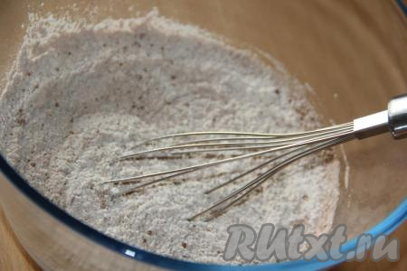 Перемешать сухие ингредиенты венчиком.