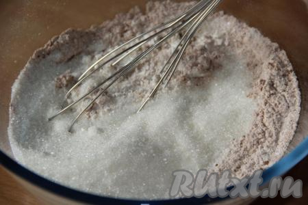 Затем всыпать сахар и ещё раз перемешать.