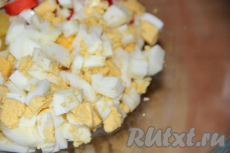 Яйца сварить, остудить, очистить, нарезать на кубики и выложить в салат.