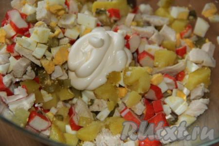 Посолить салат по вкусу, перемешать. Заправить салат майонезом непосредственно перед подачей.