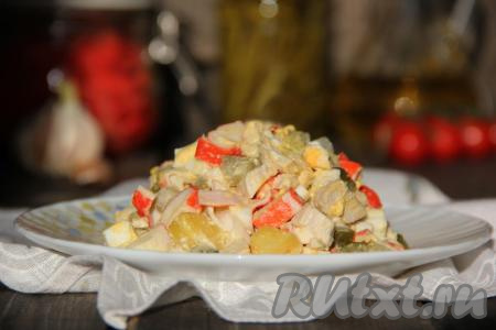 Салат с куриной грудкой и крабовыми палочками получается ярким, вкусным, очень нежным и достаточно сытным, попробуйте!