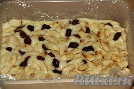 Затем выложить слой из миндаля, слегка вдавливая орехи в массу.