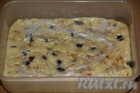 Накрыть массу пищевой плёнкой и закрыть контейнер крышкой. Поставить контейнер в холодильник на ночь.