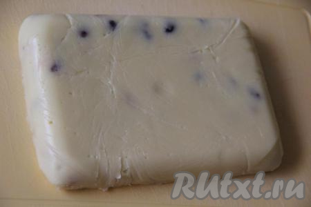 Затем освободить бурфи от пищевой плёнки, перевернуть на разделочную доску.