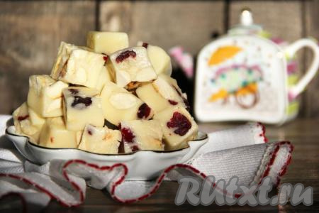 Бурфи из сухого молока, приготовленное по этому рецепту, получается аппетитным, очень вкусным и нежным. Хранить этот десерт нужно в холодильнике.