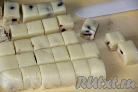 Нарезать бурфи на квадратные кусочки.