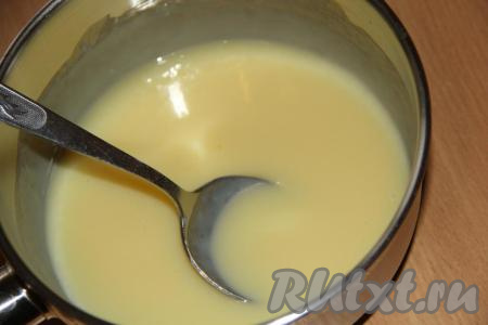 На небольшом огне, иногда помешивая, довести смесь до полного растворения масла.