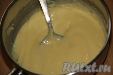 Перемешать массу ложкой, она получится тягучей и вязкой.
