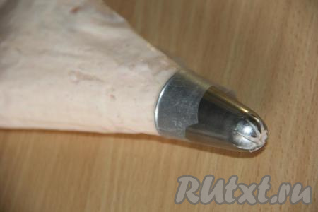 Если вы будете украшать таким зефирным кремом торт или пирожные, то переложите&nbsp;его в кондитерский мешок с фигурной насадкой.